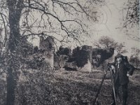 Le château vers 1900  Le cliché remonte aux alentours de 1900, une période durant laquelle Jules Robuchon a minutieusement documenté les paysages, monuments et richesses archéologiques du Poitou et de la Vendée pour l'édition de ses séries de cartes postales