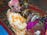 Musicien  L’art et la culture sont une affaire de famille et de génération. On est danseur ou chanteur de père en fils ou de mère en fille. Les enfants apprennent auprès des parents et font leur initiation sur sur scène vers l’âge de 10 ans.