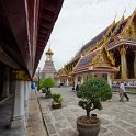 DSC 1224  Bot du Bouddha d&#39;Emeruade et la galerie du Ramakien à gauche (fresques)