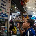 DSC 0873  Homme se restaurant dans la rue : Bangkok, Gens, Marchés, Rattanakosin, Wat Ratchanadda